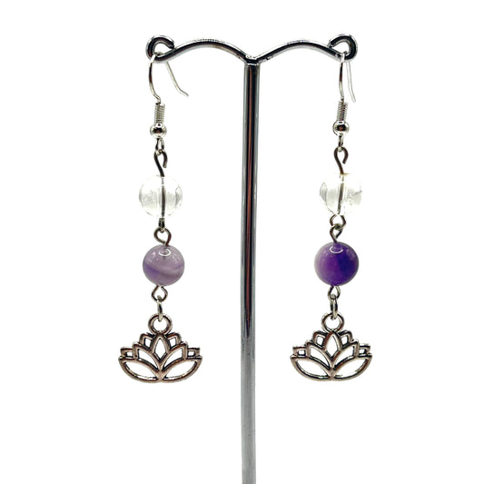 Oorbellen chevron amethist/bergkristal met lotus